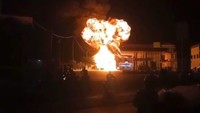 Kobaran api yang melalap pikap muat drum BBM semakin tinggi/Foto: Istimewa