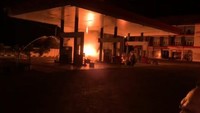 Saat api mulai berkobar melalap pikap muat drum BBM/Foto: Istimewa