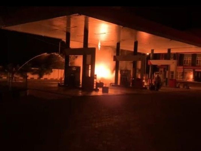 Pikap Angkut Drum BBM Terbakar-Meledak Pikap bermuatan drum BBM terbakar di SPBU Kecamatan Paciran, Lamongan, Selasa (19/7/2022). Dugaan awal, penyebab kebakaran adalah percikan api dari aki pikap yang mengalami korsleting.
