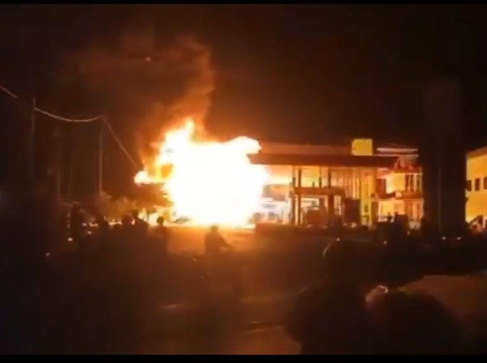 Pikap Angkut Drum BBM Terbakar-Meledak Pikap bermuatan drum BBM terbakar di SPBU Kecamatan Paciran, Lamongan, Selasa (19/7/2022). Dugaan awal, penyebab kebakaran adalah percikan api dari aki pikap yang mengalami korsleting.