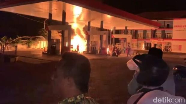 pikap terbakar di spbu paciran
