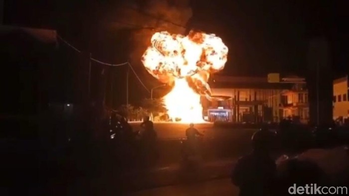 pikap terbakar di spbu paciran