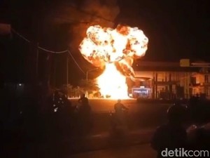 Pikap Angkut Drum BBM Terbakar-Meledak di SPBU Paciran Lamongan