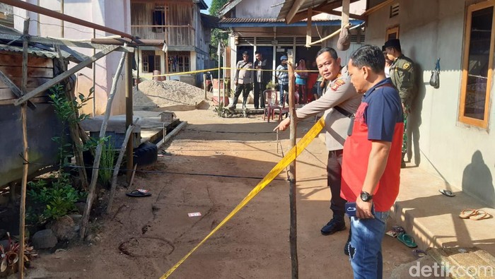 Polisi melakukan olah TKP pembunuhan calon kades di Ogan Ilir, Sumsel.