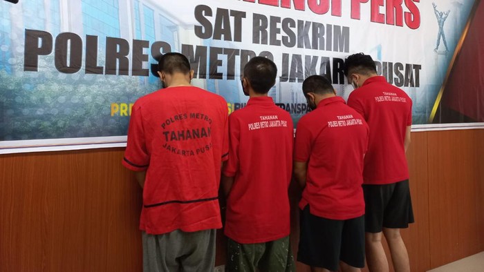 Polisi menangkap 4 pelaku penyekapan pengusaha suvenir di Jakarta Pusat.