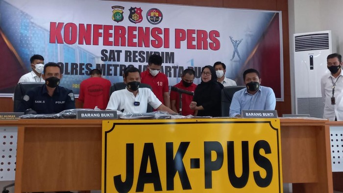 Polisi menangkap para pelaku yang menyekap dan merampok pengusaha suvenir di Jakpus.