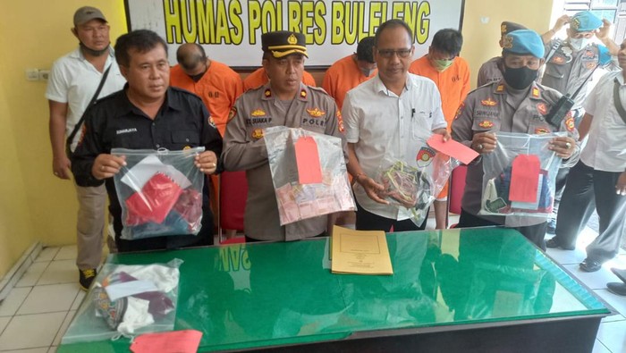 Polisi merilis pelaku perampokan di Kantor Balai Teknik Pantai, yang berlokasi di Banjar Dinas Musi, Desa Musi, Kecamatan Gerokgak, Kabupaten Buleleng, Bali.