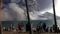 Selanjutnya, ada letusan hebat Gunung Tavurvur di Papua Nugini yang disaksikan oleh sejumlah penduduk saat evakuasi.