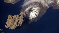 Teleskop NASA menangkap letusan Gunung Cleveland, Alaska. Letusan tersebut membawa awan abu sejauh 4 ribu meter ke langit.