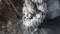Nah, dari Indonesia ada letusan Gunung Merapi yang terjadi pada November 2010 silam. Letusan tersebut menewaskan lebih dari 250 orang dan membuat 400.000 warga mengungsi.