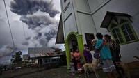 Sejumlah warga terlihat bersiap untuk evakuasi saat erupsi Gunung Sinabung, Sumatera Utara. Terlihat awan abu membumbung tinggi.