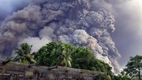 Letusan awan abu raksasa membumbung tinggi di langit Rabaul, Papua Nugini, saat Gunung Tavurvur meletus pada 2006.