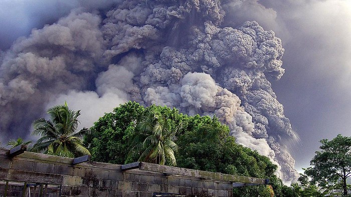 Fenomena alam letusan gunung seringkali terjadi di sejumlah wilayah di dunia. Di bawah ini, kumpulan foto-foto erupsi yang sanggup bikin Anda deg-degan.