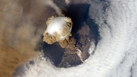 Kali ini ada foto NASA yang menangkap gambar dari letusan Gunung Sarychev, Kepulauan Kuril di timur laut Jepang.