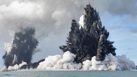 Pertama ada letusan gunung berapi bawah laut di Kepulauan Tonga. Letusannya terlihat sangat mengerikan.