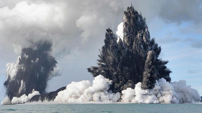 Fenomena alam letusan gunung seringkali terjadi di sejumlah wilayah di dunia. Di bawah ini, kumpulan foto-foto erupsi yang sanggup bikin Anda deg-degan.