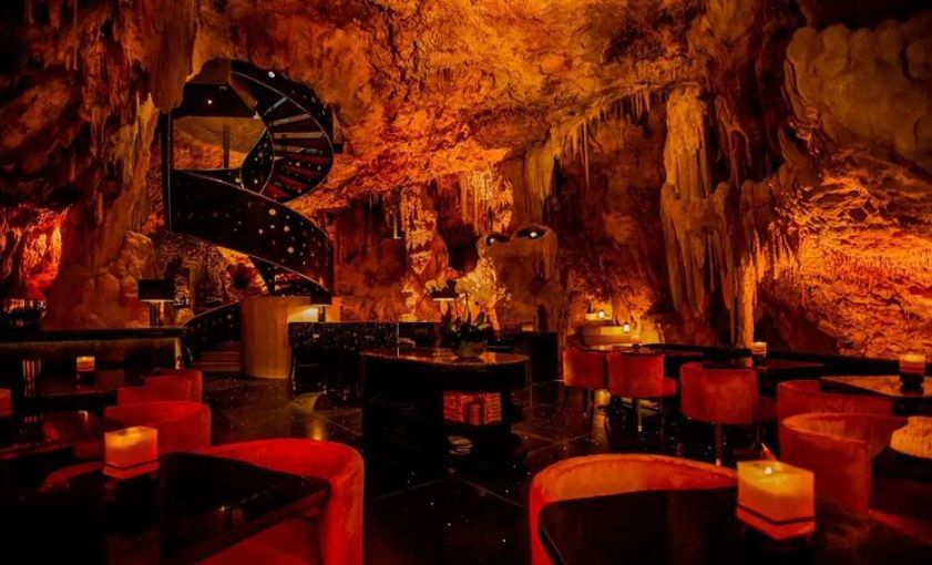 Potret Restoran Dalam Gua The Cave Bali. 1