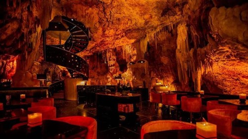 Potret Restoran Dalam Gua The Cave Bali. 1