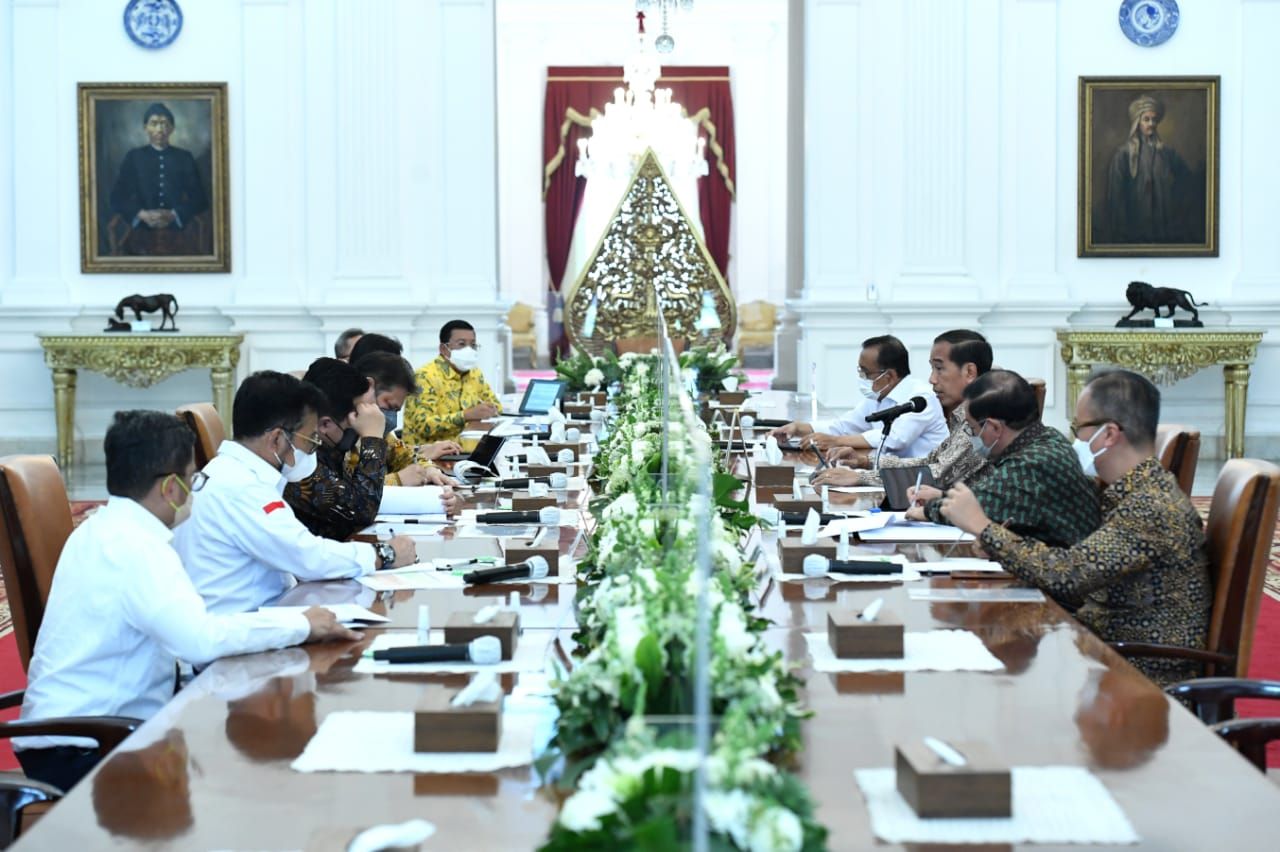 Presiden Joko Widodo mendorong jajarannya untuk mempersiapkan kebutuhan gula nasional dengan baik. Hal itu karena gula merupakan salah satu kebutuhan masyarakat yang berpengaruh pada terjadinya inflasi, serta terpengaruh berbagai disrupsi dan pengurangan importasi dari negara-negara lain. (Dok: Biro Pers Sekretariat Presiden)