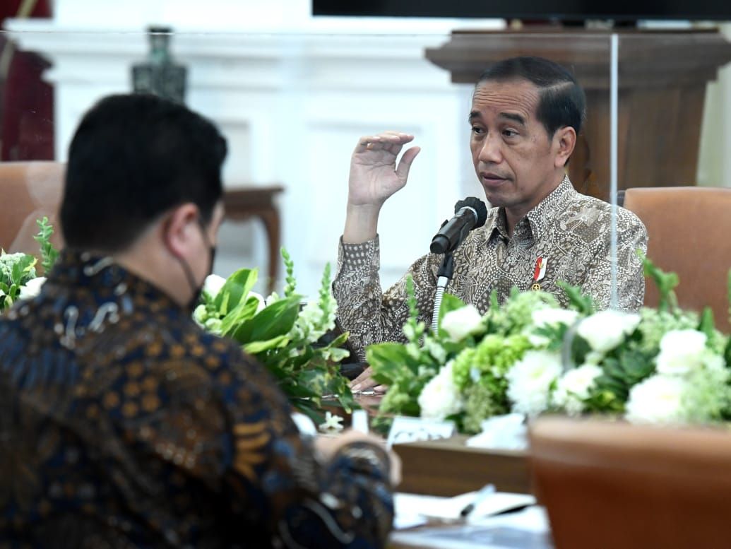Presiden Joko Widodo mendorong jajarannya untuk mempersiapkan kebutuhan gula nasional dengan baik. Hal itu karena gula merupakan salah satu kebutuhan masyarakat yang berpengaruh pada terjadinya inflasi, serta terpengaruh berbagai disrupsi dan pengurangan importasi dari negara-negara lain. (Dok: Biro Pers Sekretariat Presiden)