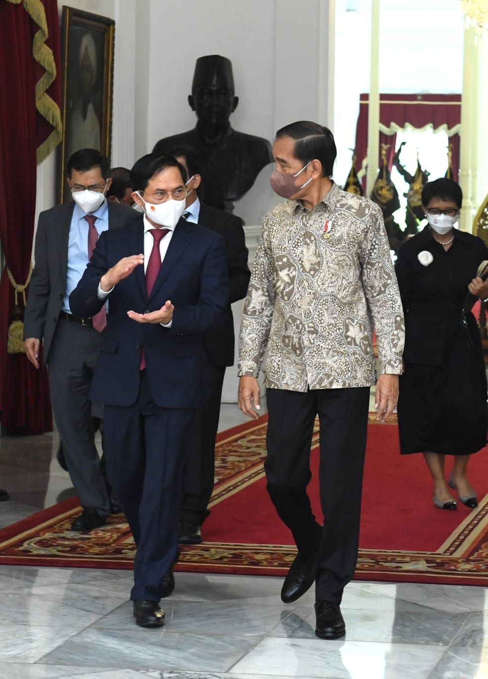 Presiden Joko Widodo menerima kunjungan kehormatan Menteri Luar Negeri (Menlu) Vietnam, Bui Thanh Son, dan delegasi di Istana Merdeka, Jakarta, pada Rabu, 20 Juli 2022. (Dok: Biro Pers Sekretariat Presiden)