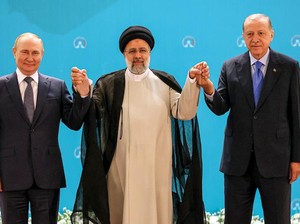 Putin Dapat Pujian dalam Pertemuan dengan Pemimpin Iran dan Turki