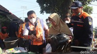 Sementara itu, perwakilan warga yang ditertibkan, Alan menilai penertiban yang dilakukan PT KAI Daop 2 Bandung tak sesuai aturan. Alan bersama warga lainnya sempat meminta kuasa hukum PT KAI Daop 2 Bandung untuk menunjukkan legalitas.
