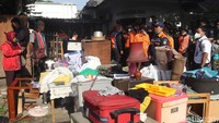 Usai kericuhan, petugas langsung masuk rumah dan mengosongkan barang-barang di dalam rumah. Saat proses pengosongan, perlawanan dan adu mulut tetap terjadi. Warga sempat melemparkan sejumlah perabotan rumah ke Jalan Laswi. Beberapa perabotan itu pecah dan berserakan di jalan.