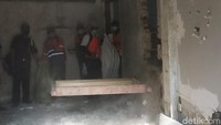 Kericuhan pun terjadi. Sebagian warga yang menempati rumah itu adu mulut dengan petugas. Warga mencoba mengusir petugas. Bambu-bambu yang dipasang pun sebagian dibakar dan dilempar ke jalan. Sebagian warga juga menggunakan air cabai untuk melawan petugas.