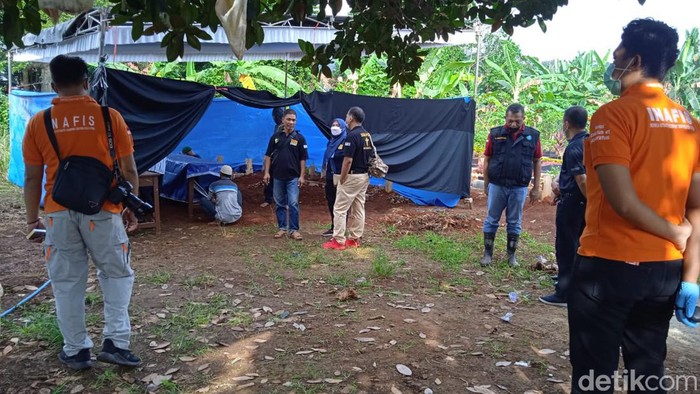 Proses ekshumasi di makam RF.