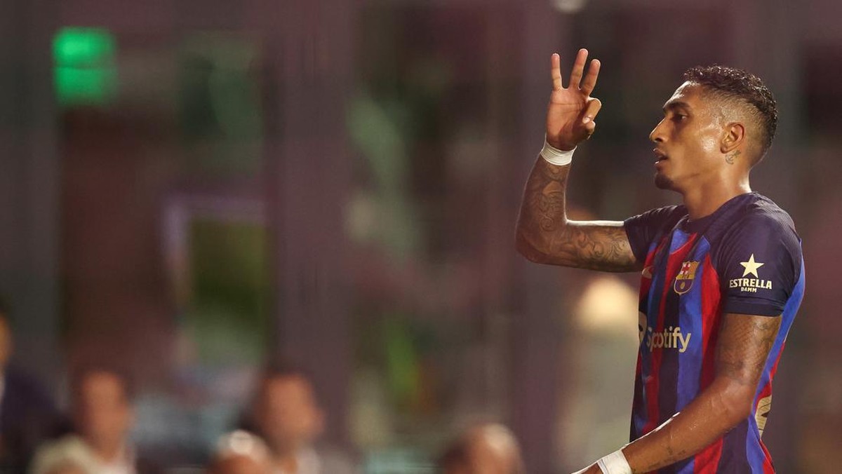 Pemain baru Barcelona, Raphinha, merayakan golnya ke gawang Inter Miami. (Foto: James Williamson - AMA/Getty Images)