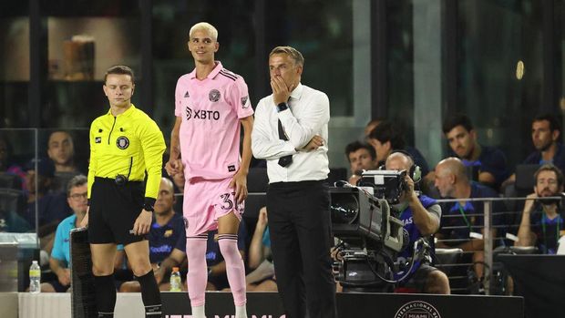 FORT LAUDERDALE, FL - JULY 19: Romeo James Beckham of Inter Miami with Phil Neville the manager / head coach of Inter Miami during the pre season friendly between Inter Miami and FC Barcelona at DRV PNK Stadium on July 19, 2022 in Fort Lauderdale, Florida. (Photo by James Williamson - AMA/Getty Images)