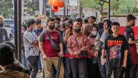 Selain itu, Sambal Bakar juga telah didatangi 3000 pengunjung pada saat grand opening Jumat lalu dan telah merestock makanan sebanyak 3 kali dalam satu hari!  