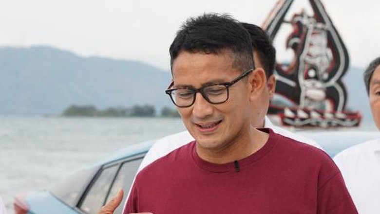 Sandiaga di Danau Toba Menparekraf Sandiaga Uno dalam peresmian Toyota EV Smart Mobility Project di Pantai Batu Hoda, Kabupaten Samosir, Selasa (19/2/2022),