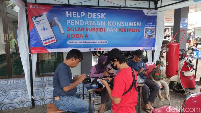 Sejumlah pegguna jalan di salah satu SPBU di Kota Malang daftar My Pertamina
