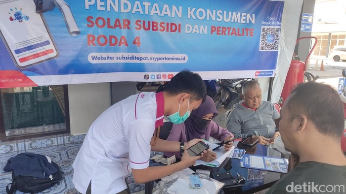 Sejumlah pegguna jalan di salah satu SPBU di Kota Malang daftar My Pertamina