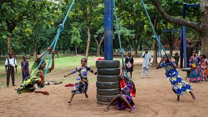 Semringah Anak-anak Nigeria di Taman Bermain ABUJA, NIGERIA - JULY 13: Children enjoy their time at the National Children's Park and Zoo in Abuja, Nigeria on July 13, 2022. The National Children's Park and Zoo hosts a large number of animal species. The zoo attracting the attention of local and foreign tourists, also offers playgrounds for children. (Photo by Mehmet Kaman/Anadolu Agency via Getty Images)