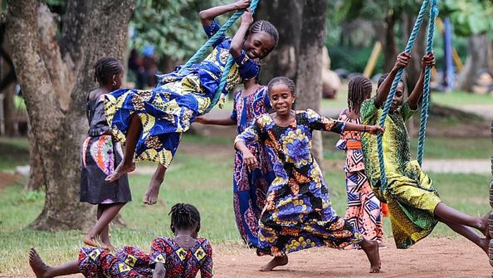 Semringah Anak-anak Nigeria di Taman Bermain ABUJA, NIGERIA - JULY 13: Children enjoy their time at the National Children's Park and Zoo in Abuja, Nigeria on July 13, 2022. The National Children's Park and Zoo hosts a large number of animal species. The zoo attracting the attention of local and foreign tourists, also offers playgrounds for children. (Photo by Mehmet Kaman/Anadolu Agency via Getty Images)