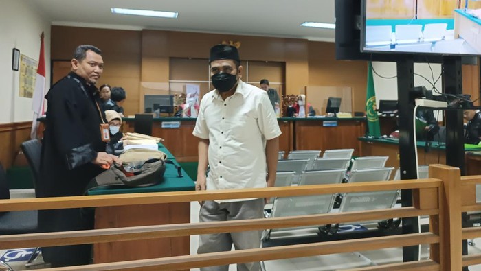 Sidang dakwaan korupsi dana desa di Serang.