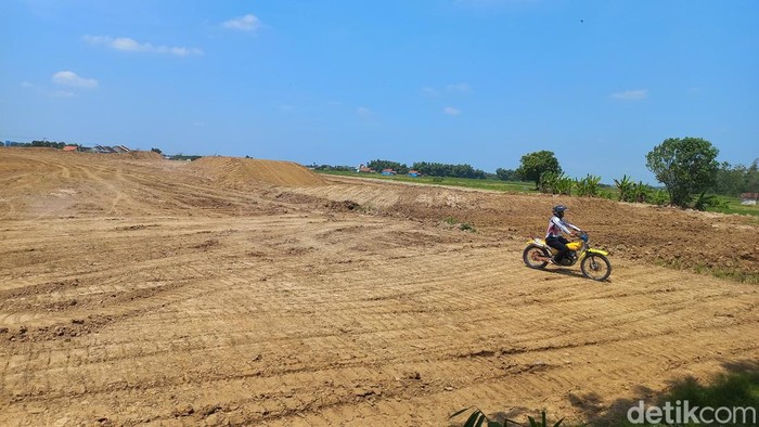 Sirkuit motocross berstandar nasional di Lamongan dalam proses pembangunan akan diresmikan Agustus mendatang.