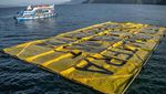Spanduk Raksasa Anti Deforestasi Mejeng di Danau Toba