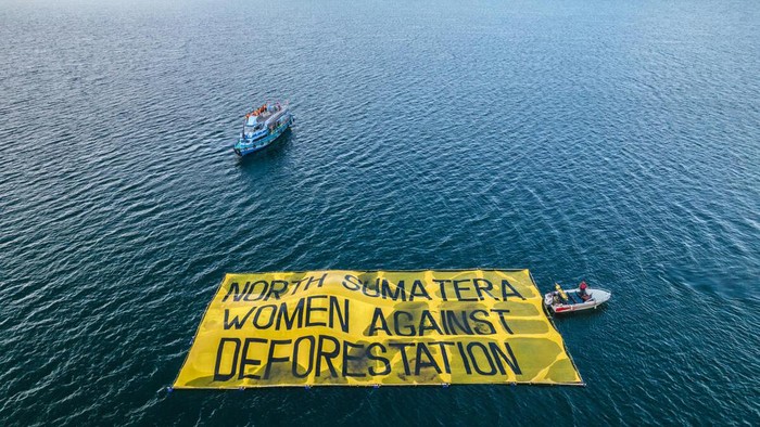 Spanduk Raksasa Anti Deforestasi Mejeng di Danau Toba Sebuah spanduk raksasa bertuliskan 'Perempuan Sumatera Utara Menolak Deforestasi' mengapung di kawasan Danau Toba.