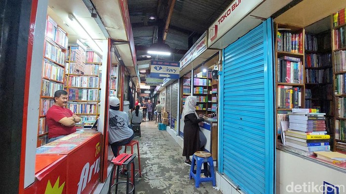 Suasana di Pasar Buku Palasari Bandung.