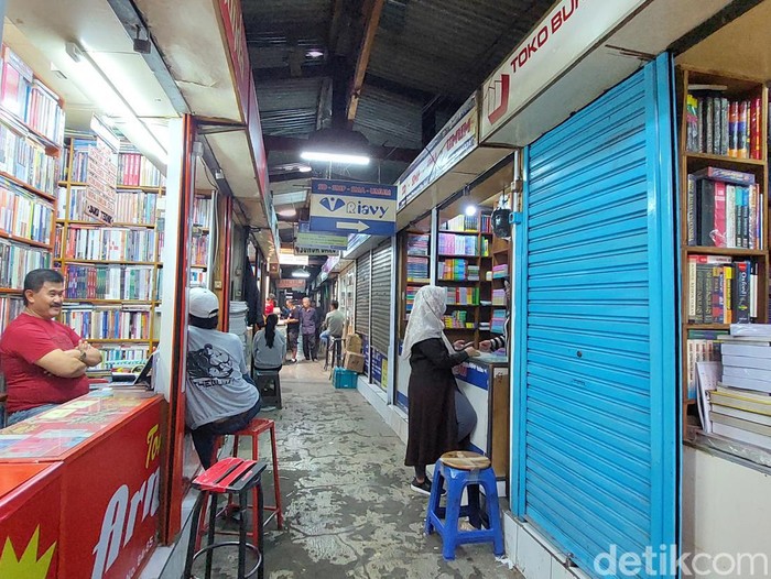 Suasana di Pasar Buku Palasari Bandung.