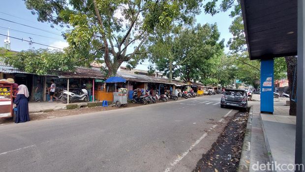Suasana di Pasar Buku Palasari Bandung.