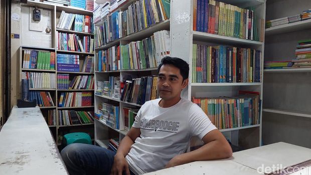 Suasana di Pasar Buku Palasari Bandung.
