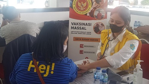 Suasana di posko vaksinasi COVID-19 di Bandara Internasional I Gusti Ngurah Rai, Badung, Bali, Rabu (20/7/2022).
