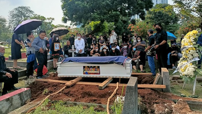 Suasana Haru Selimuti Pemakaman Korban Kecelakaan Maut di Cibubur (Karin/detikcom)