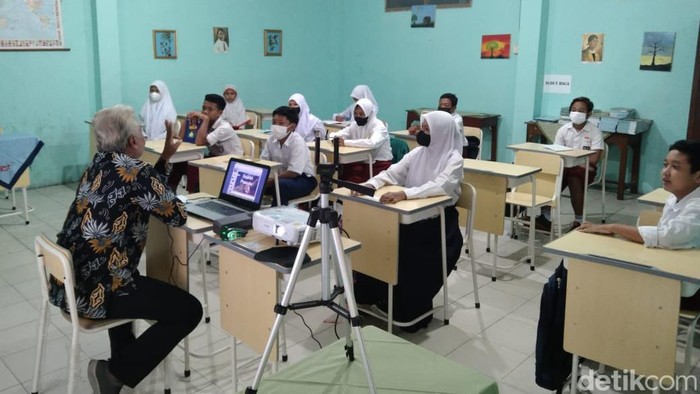 Suasana pembelajaran di SMP PGRI 17 Surabaya