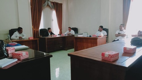 Suasana RDPU DPRD dengan SMAN 1 Dompu terkait Restu Fadyla (16) siswa yang tak lulus meski tinggal di dalam areal zonasi.